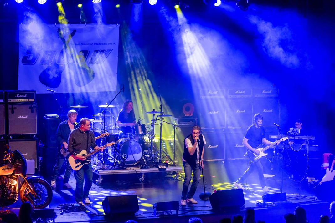 Die Status-Quo-Coverband "Squaw" heizte zu Beginn der Rock-Night tüchtig ein.