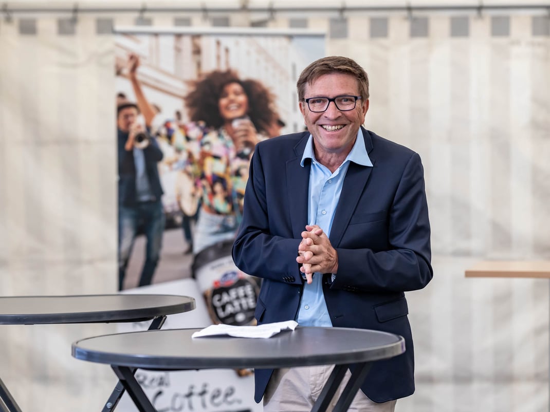 Emmi stellt an ihrem drittgrössten Schweizer Produktionsstandort in Suhr auf Fernwärme um und senkt so die CO2-Emissionen um jährlich mehr als 5’000 Tonnen.