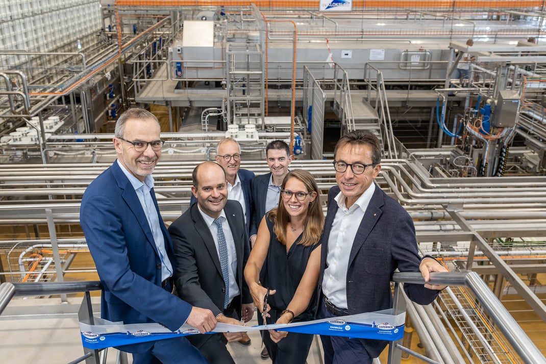 vorne von links: Marc Heim, Leiter Emmi Schweiz, Fabian Peter, Regierungsrat Kanton Luzern, Ann-Kathrin Kleinthomä, Projektleiterin neue Käserei Emmen, Josef Wyss, Leiter Naturkäse Emmi Schweiz. Hinten Peter Hegglin, Ständerat Zug und Thomas Arnold