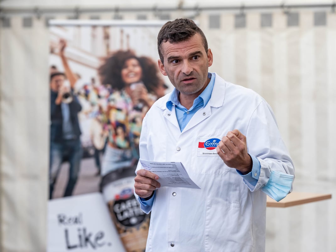 Emmi stellt an ihrem drittgrössten Schweizer Produktionsstandort in Suhr auf Fernwärme um und senkt so die CO2-Emissionen um jährlich mehr als 5’000 Tonnen.