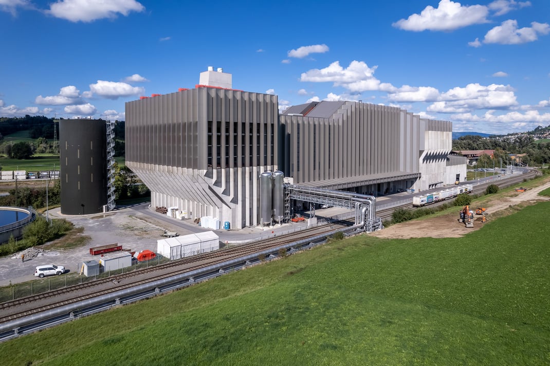 Die KVA Renergie Zentralschweiz in Perlen mit dem neuen  Heisswasserdruckspeicher ganz links.