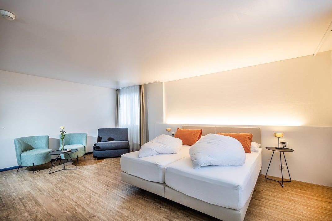 Alle Hotelzimmer wurden 2020 sanft renoviert: neue Böden und Mobiliar