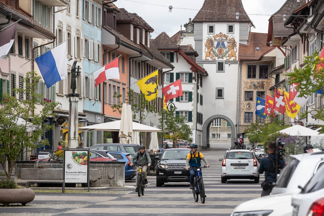 Claudio Zuccolini und Nik Hartmann treffen in Downtown Willisau ein