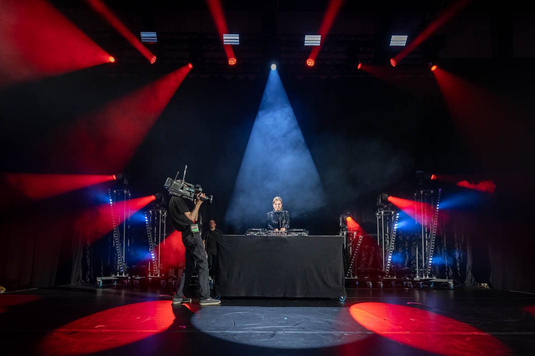 DJ Philo alias CEO Philomena Colatrella heizt der CSS-Familie gehörig ein