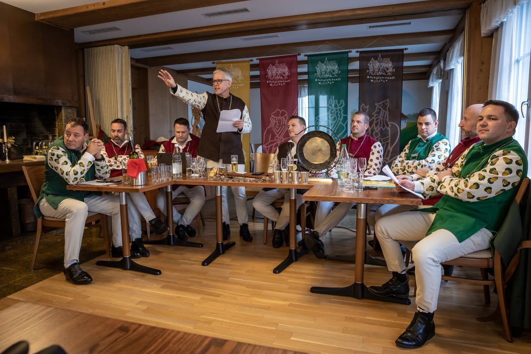 Fasnachtsbot der Karnöffelzunft im Mohren: Franz Gehrig, neuer Präsident der Karnöffelzunft dirigiert seine Zünftigen.