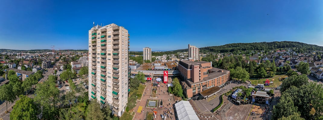 In der Mitte das Zentrum Regensdorf, flankiert vom Mövenpink-Hotel (rechts) und den 3 Wohntürmen
