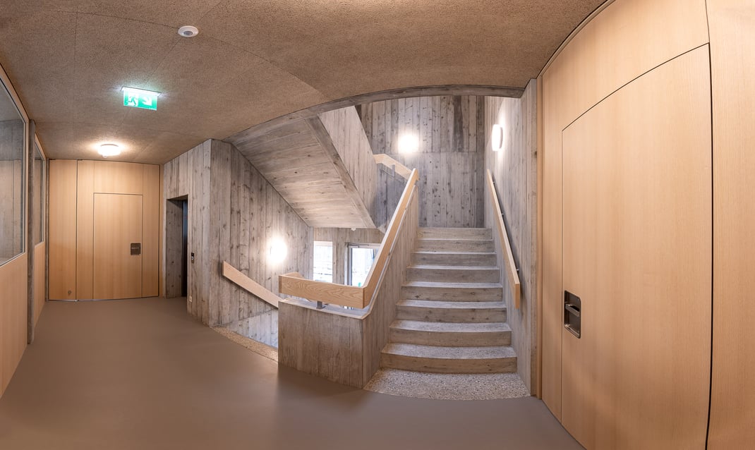 Treppenhaus mit geschlossenen Brandschutztüren im neu renovierten Hauptsitz der SWS Medien AG & Redaktion "Böttu"