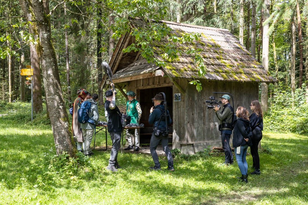 Peter Aregger, Erzilochmann-Altmeister, erklärt Nik und Zucco ihre Aufgabe