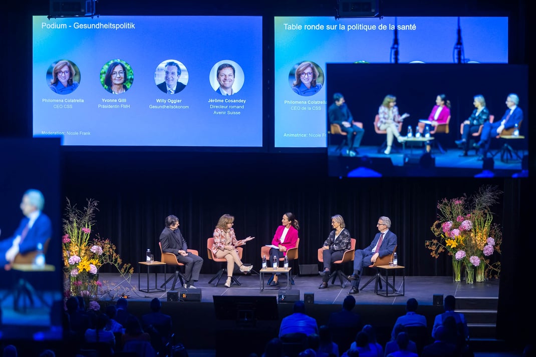 Podium Gesundheitspolitik mit v.l. Jérôme Cosandey (Avenir Suisse), Philomena Colatrella (CSS), Nicole Frank, Ybonne Gilli (FMH) und Willy Oggier (Oekonom)