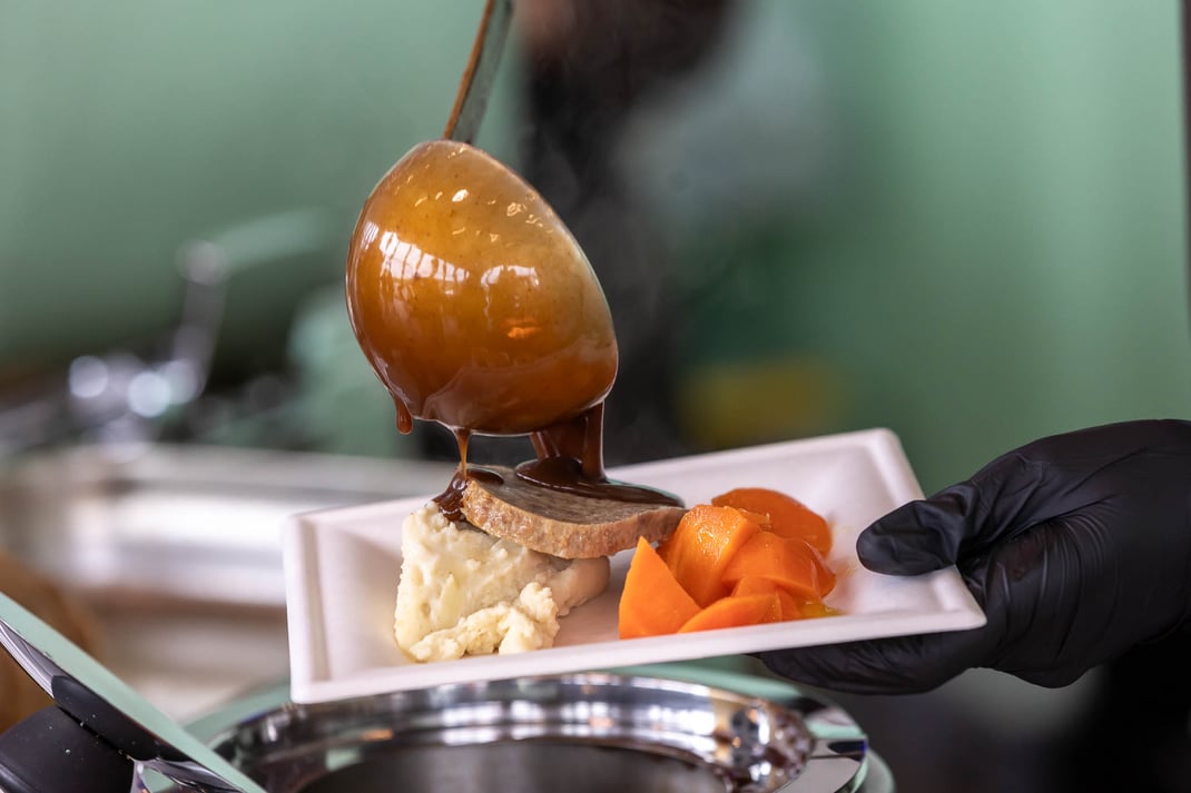 Passendes Essen zu jeder Epoche: Hier 1900-Jahre mit Hackbraten mit Härdöpufstock mit viel Sauce