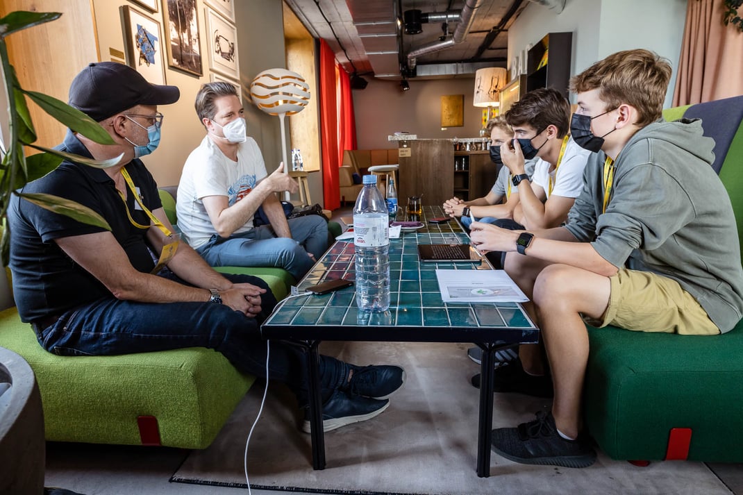 Die Jugendlichen besprechen ihre Ideen mit den hochkarätigen Coaches.