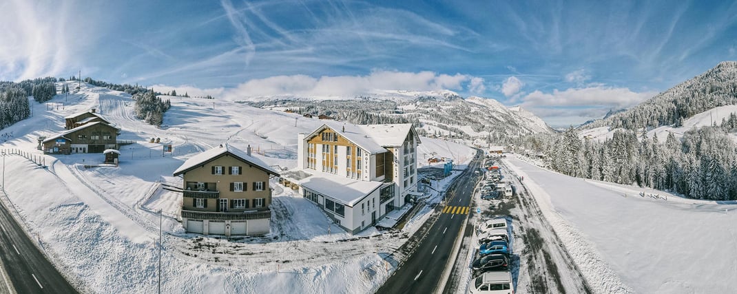 Blick auf die Skipisten direkt vor der Haustüre. In der Bildmitte die Schrattenfluh.