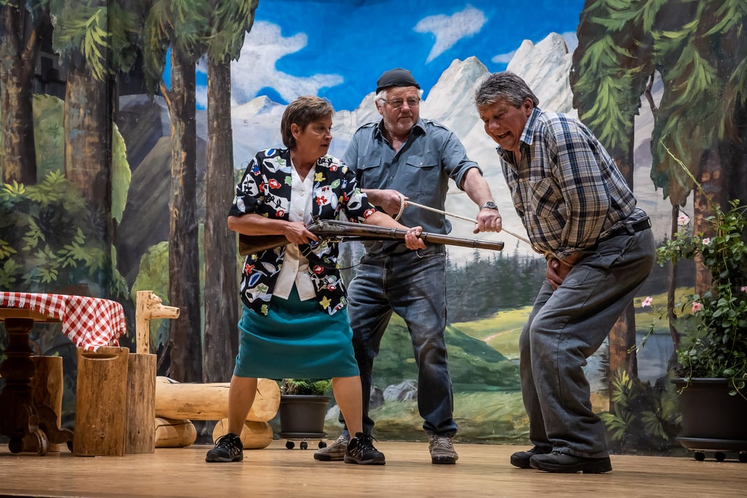 Wunderbares Dorftheater: Die Theatergruppe Flühli gastiert mit einem dreiteiligen Schwank im stilvoll restaurierten Saal des Hotel Kurhaus Flühli.