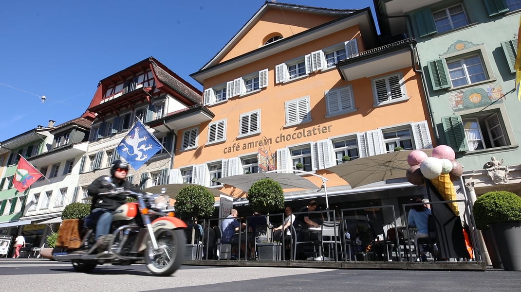Ein Klick auf das Foto führt zum Imagehilm café amrein chocolatier, dem Ursprungshaus der Willisauer Ringli mitten im Städtchen Willisau.