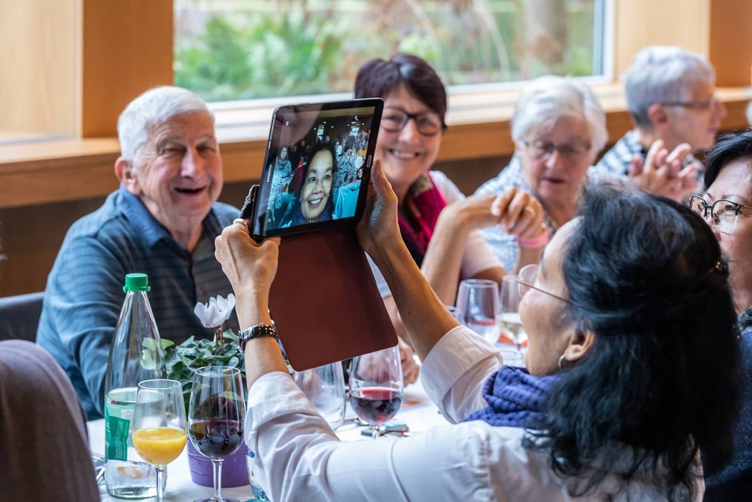 Fröhliche Beisammensein an der Pensioniertenfeier 2019 der Genossenschaft Migros Luzern in der Braui Hochdorf.