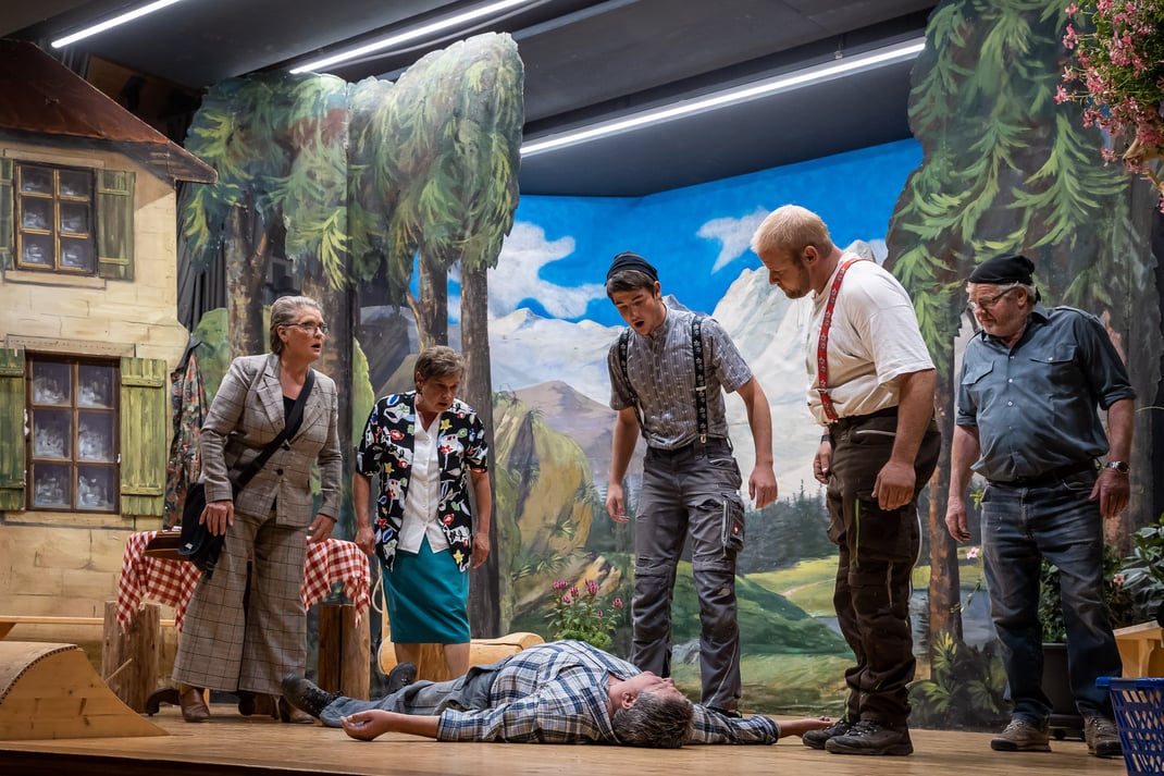 Wunderbares Dorftheater: Die Theatergruppe Flühli gastiert mit einem dreiteiligen Schwank im stilvoll restaurierten Saal des Hotel Kurhaus Flühli.