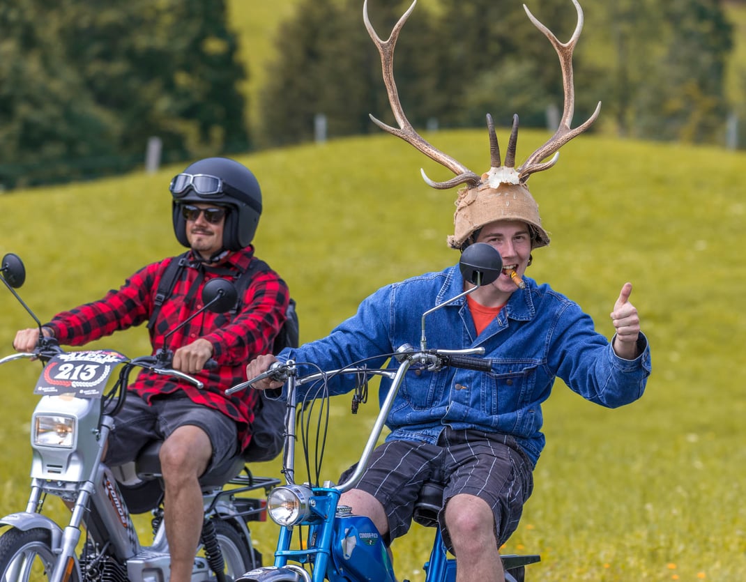 RedBull Alpenbrevet2017: Aufruhr im Entlebuch: Rund 1'000 Töfflibuebe und -meitschi überfallen den Wilden Westen von Luzern