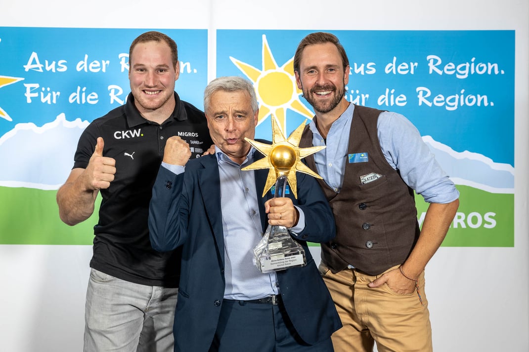 Schwingerkönig Joel Wicki und Musiker KUNZ feiern den Gewinner der "Goldenen Ehrensonne" Michel Reber