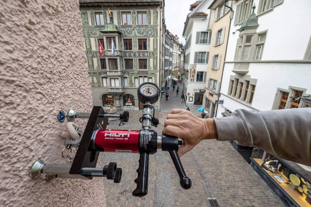 Josef und Beat Zumbuehl überprüfen in der Altstadt Luzern die Sicherheitshaken der Weihnachtsbeleuchtung. Die Haken an den Altstadthäusern müssen eine Belastung von 5 Tonnen aushalten. Hier Test hoch über dem Hirschenplatz.
