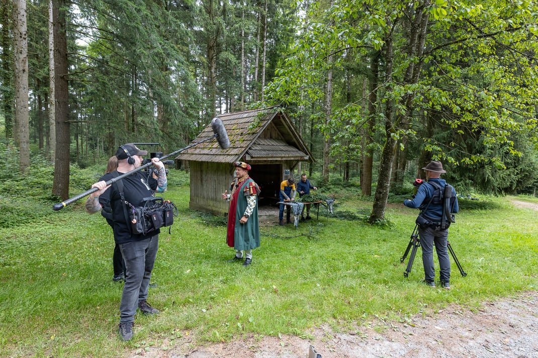 Claudio Zuccolini und Nik Hartmann mitsamt TV-Crew an der Arbeit im Gulpwald Willisau