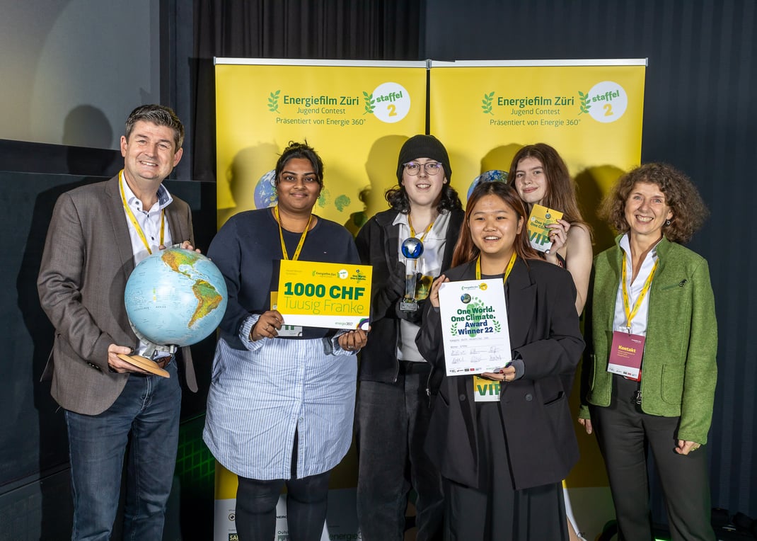 Der Award für die nachhaltigste Idee erhalten dieses Jahr Jasmin Jeyakumar, Nikola Bogosavljevic, Emma und Tsering Anodunkhartsang aus Zürich. Der Spot «Be the change» zeigt, was wir im Alltag leisten können, um Energie zu sparen.