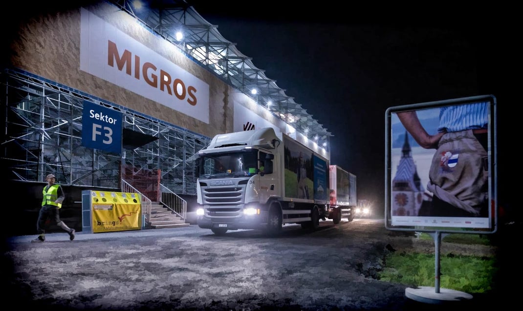 Punkt 03.00Uhr fährt die Lastwagenkolonne im Schritttempo ins ESAF-Gelände und liefert Nachschub für den neuen Festtag...