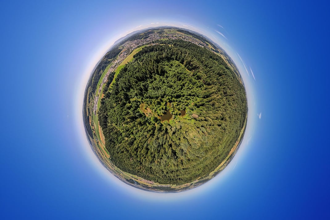 Little-Planet-Drohnenaufnahme Willbrigwald mit Weiher, oben Willisau, unten Hergiswil und Napfgebiet