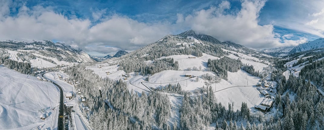 Blick vom Rischli auf Schrattenfluh (links) und Hagleren, rechts hinten das Dorf Sörenberg