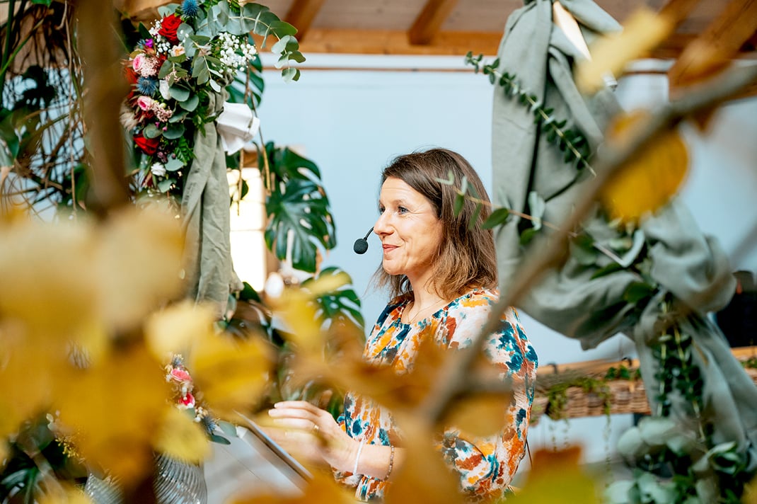Christina Aschenbrenner, bei einer freien Trauung als Hochzeitssprecherin. Sie ist überwiegend in der Region Dingolfing, Landshut Niederbayern, Straubing, Landau, Gottfrieding und Ostbayern tätig.