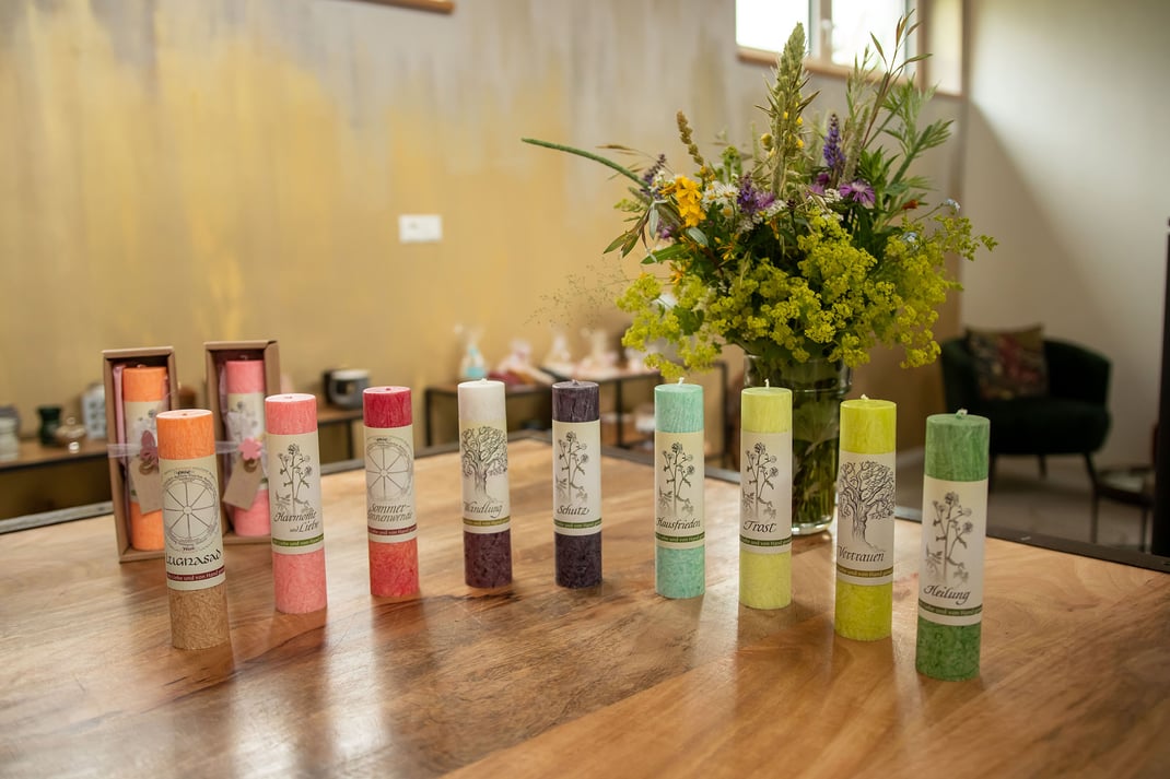 Eine Auswahl an Allgäuer Heilkräuterkerzen im Ladengeschäft der Kleinen Freiheit.