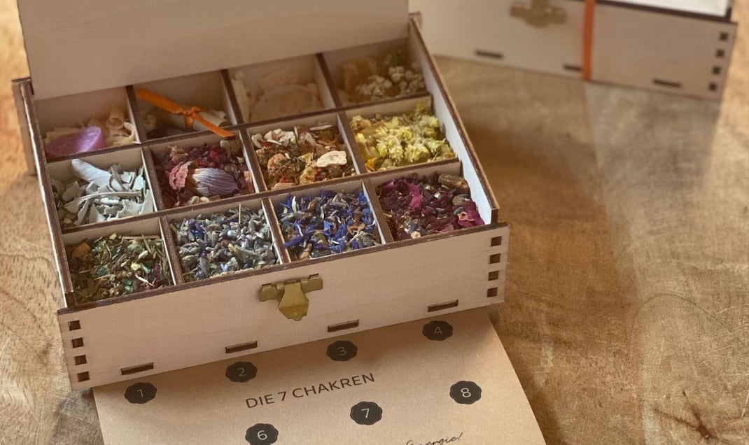 Foto vom Inhalt der Chakren-Räucherbox
