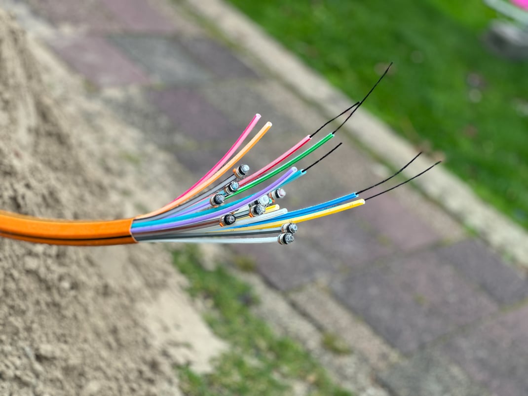 Zeigt die einzelnen Kabel eines Glasfaserkabels