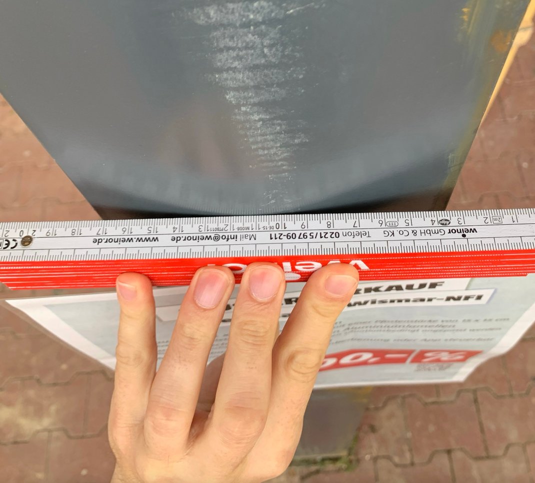 Durch Eis im Wasserablauf verziehen sich die Pfosten der billigen Terrassenüberdachung