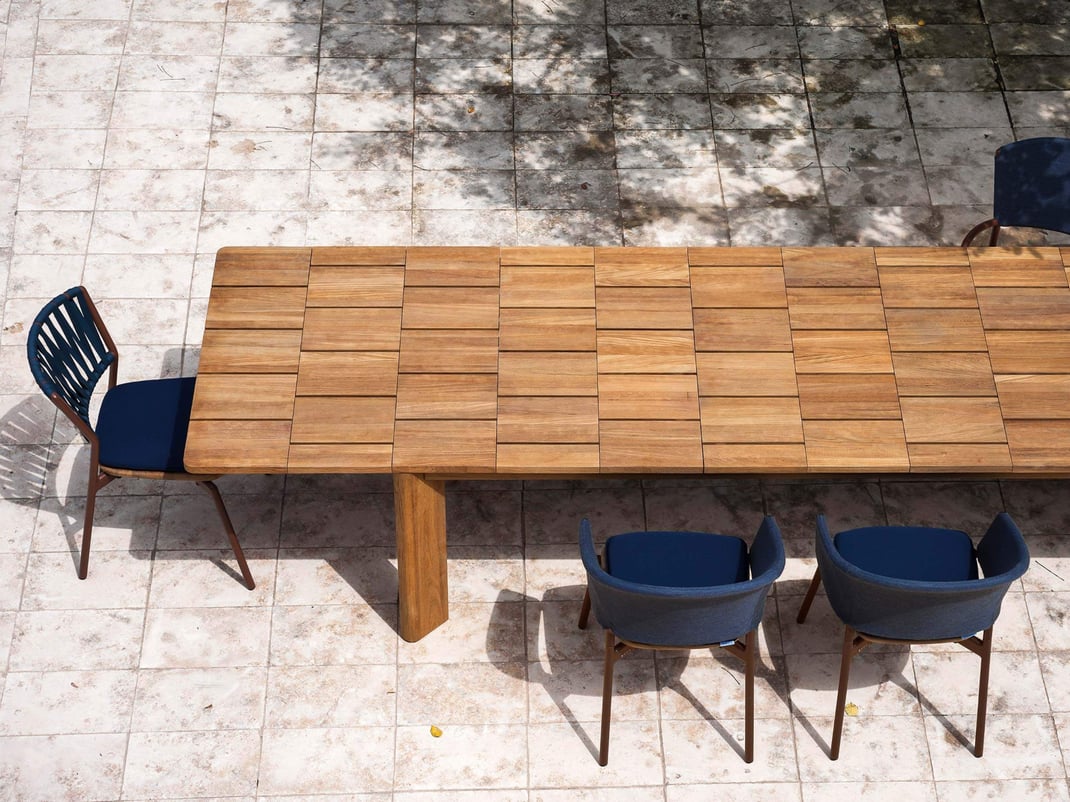 Design Gartentisch aus Holz