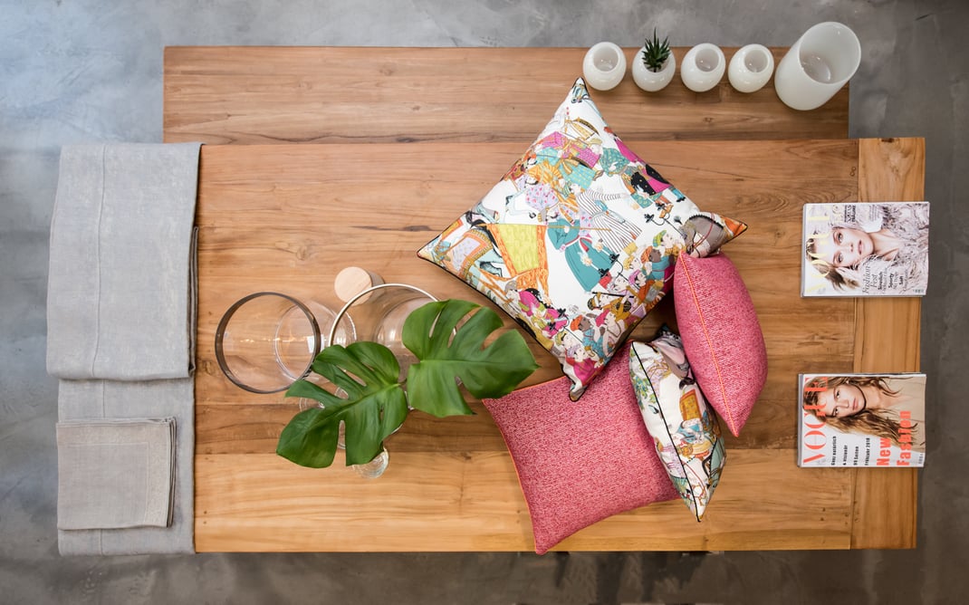 Tischwäsche, Geschirrtücher, Kissen, Bettwäsche, Vasen, Windlichter, Wollplaids am Bodensee im Showroom von Stoffwerk. 