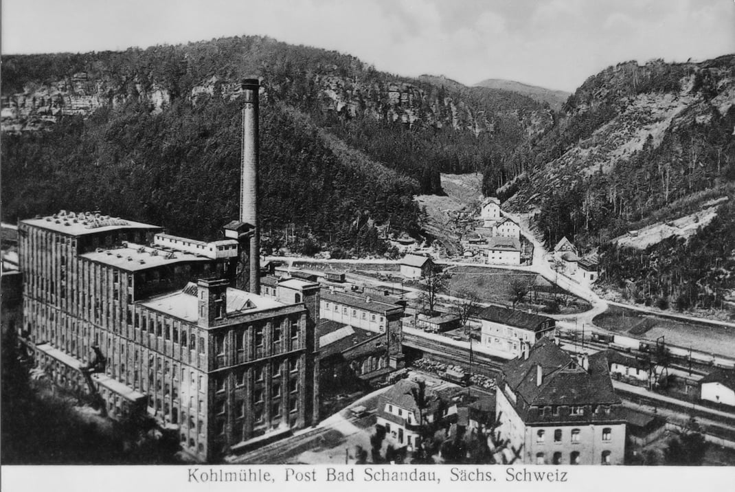 Blick auf die Keffel Werke Kohlmühle mit Bahnhof und Ort um 1920. Postkarte, Verlag R. Trzaska, Hertigswalde, Repro B. Hauptvogel, Sammlung A. Förster