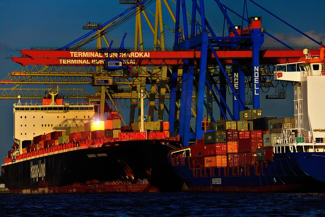 Ein vergoldeter Container bei der Beladung aus einem Containerschiff, fotografiert von Jürgen Müller Bargteheide, Hamburg, Lübeck & Metropolregion