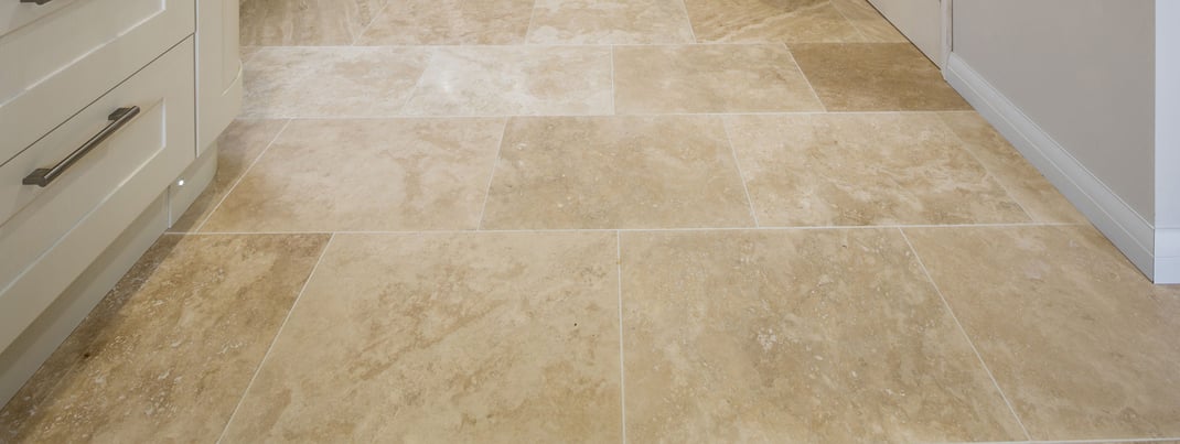 Travertino plytelių grindys virtuvėje