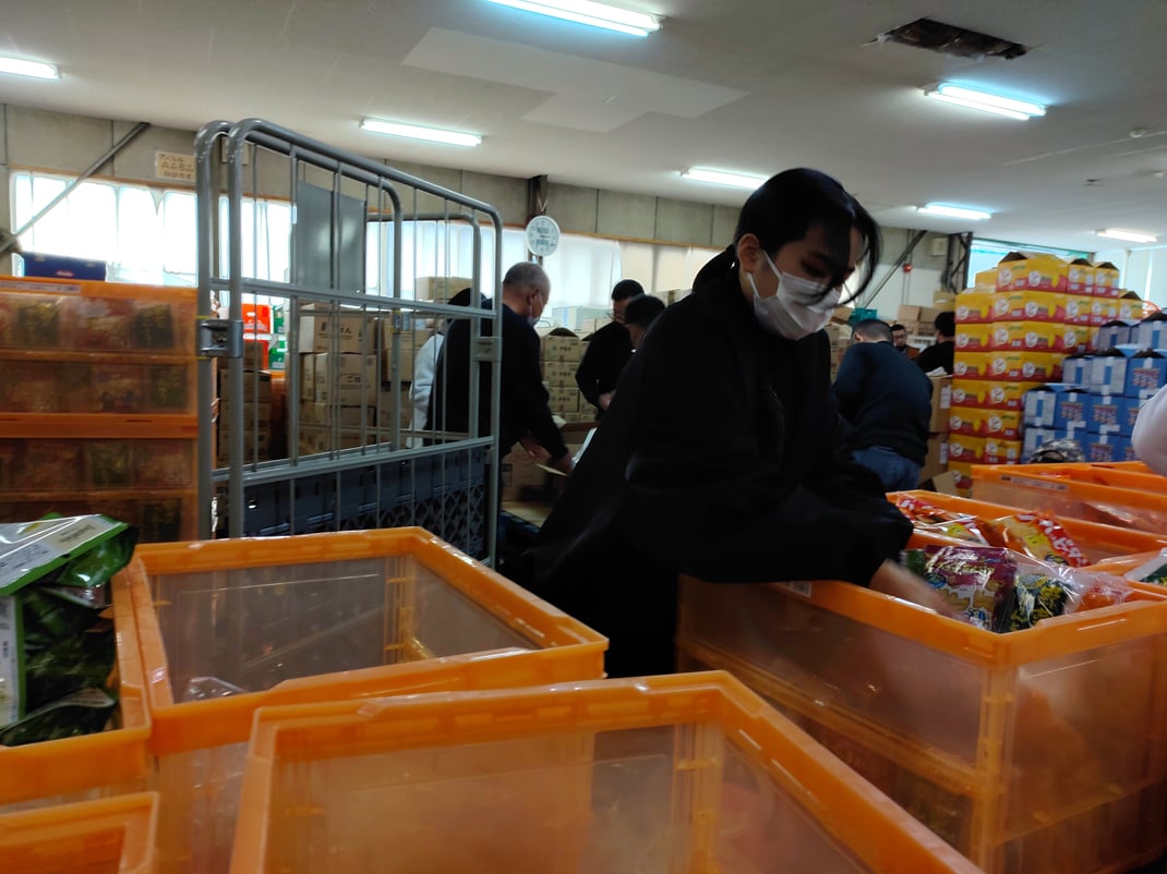 2HKのボランティア　リパック作業　数を数えるも大変