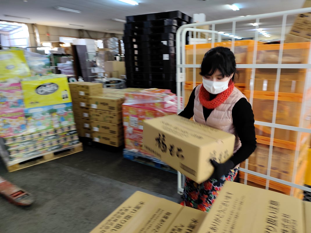 2HKのボランティア　女性も力仕事をされます