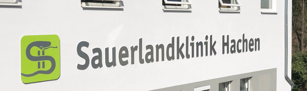 Fassadengestaltung mit Logo der Sauerlandklinik Hachen