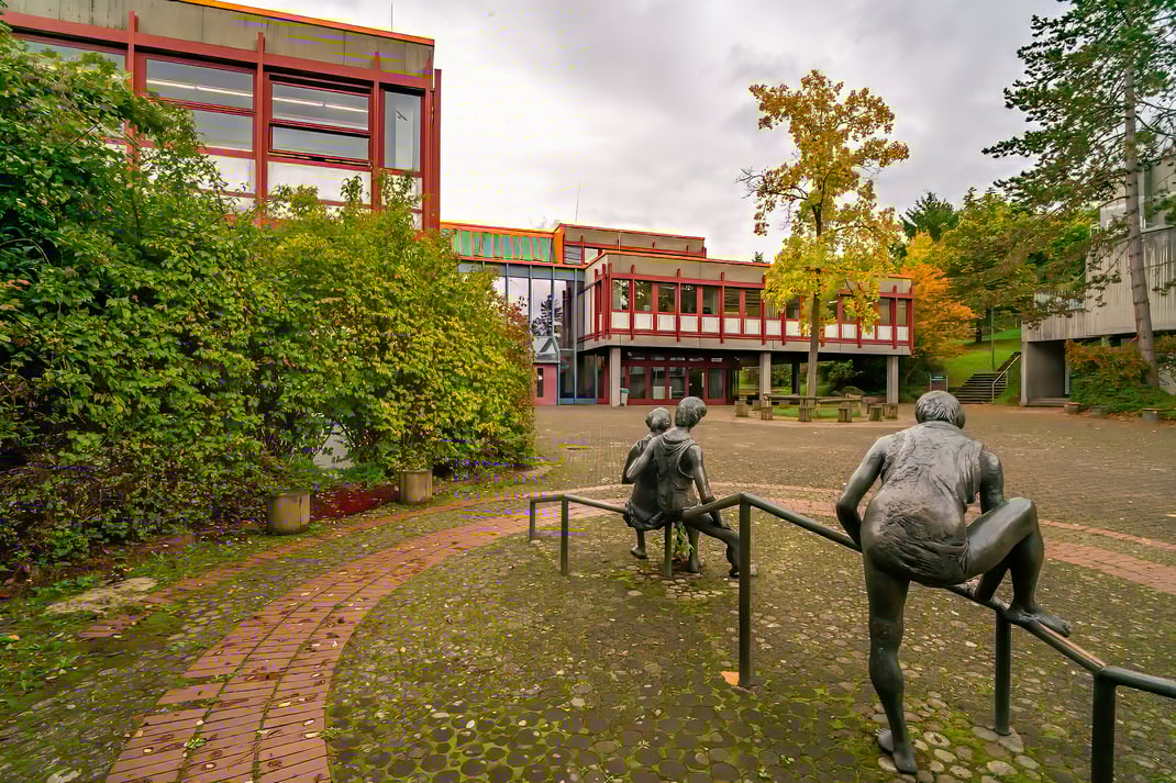 Die Steinenbergschule in Stuttgart Hedelfingen - Schule im Grünen mit Herz