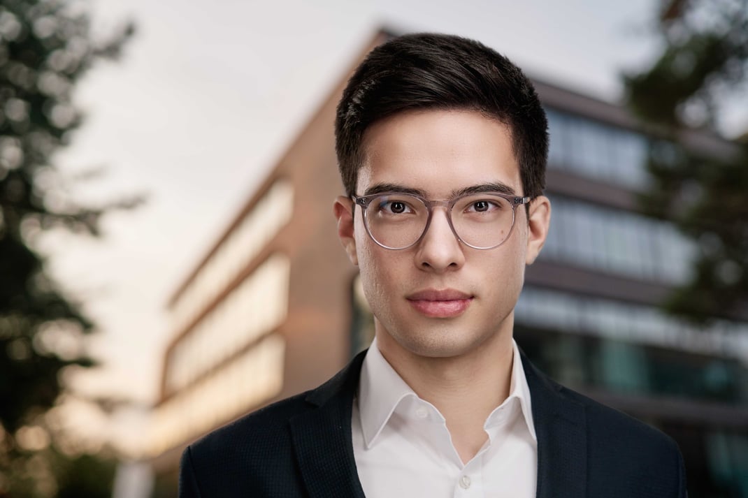 modern-professionell-business-portraits-bewerbungsfoto-mann-Brille-Nollenberger-Fotografie-Lauffen-Heilbronn-Unternehmer-Thai-Campus-Student