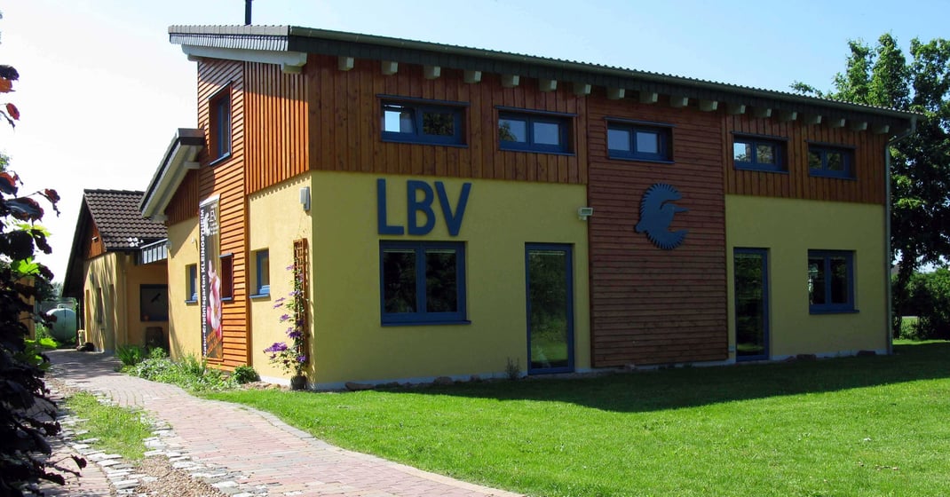 Foto des Bernd Hofer-Hauses, dem Verwaltungsgebäude der Umweltstation inklusive Vortragsraum