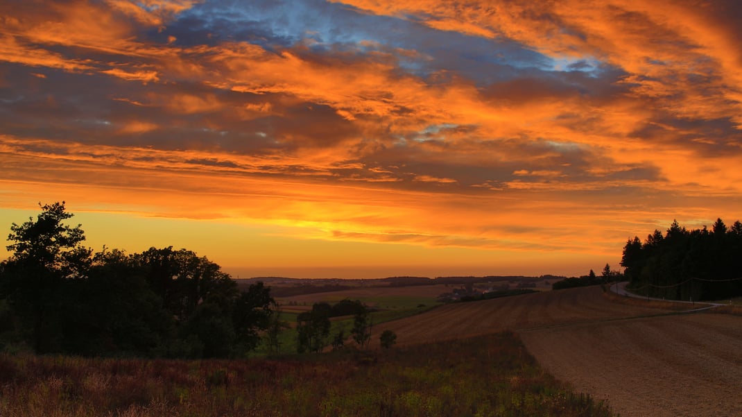Wunder am Abend. Blick vom Weiler Wunder, östlich von Tunzenberg, ins Aitrachtal (Foto: Joachim Aschenbrenner, Aug. 2022)