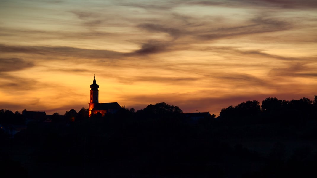 Blick vom Königsauer Moos auf Thürnthenning (Foto: Joachim Aschenbrenner,14.06.2022)