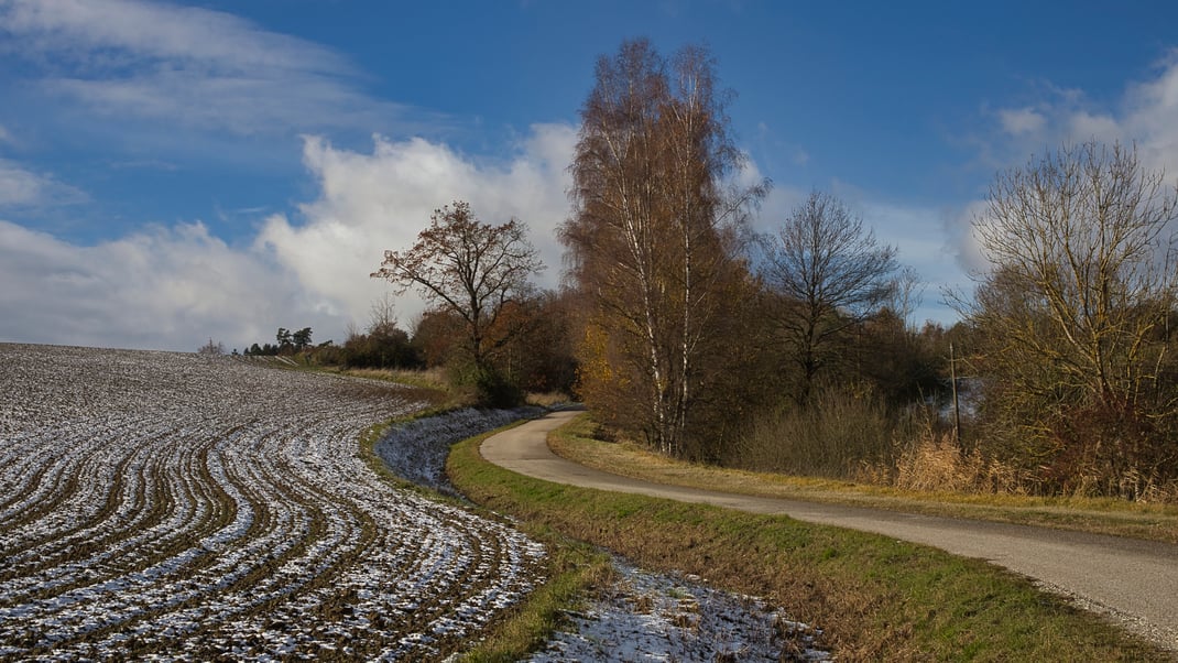 Ende November wird es winterlich im Hügelland bei Töding. (Foto: Joachim Aschenbrenner, Nov. 2023)