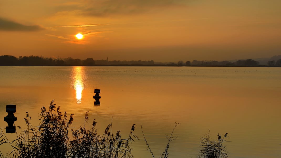 Novemberabend am Vilstalsee (Foto: Joachim Aschenbrenner 2021)