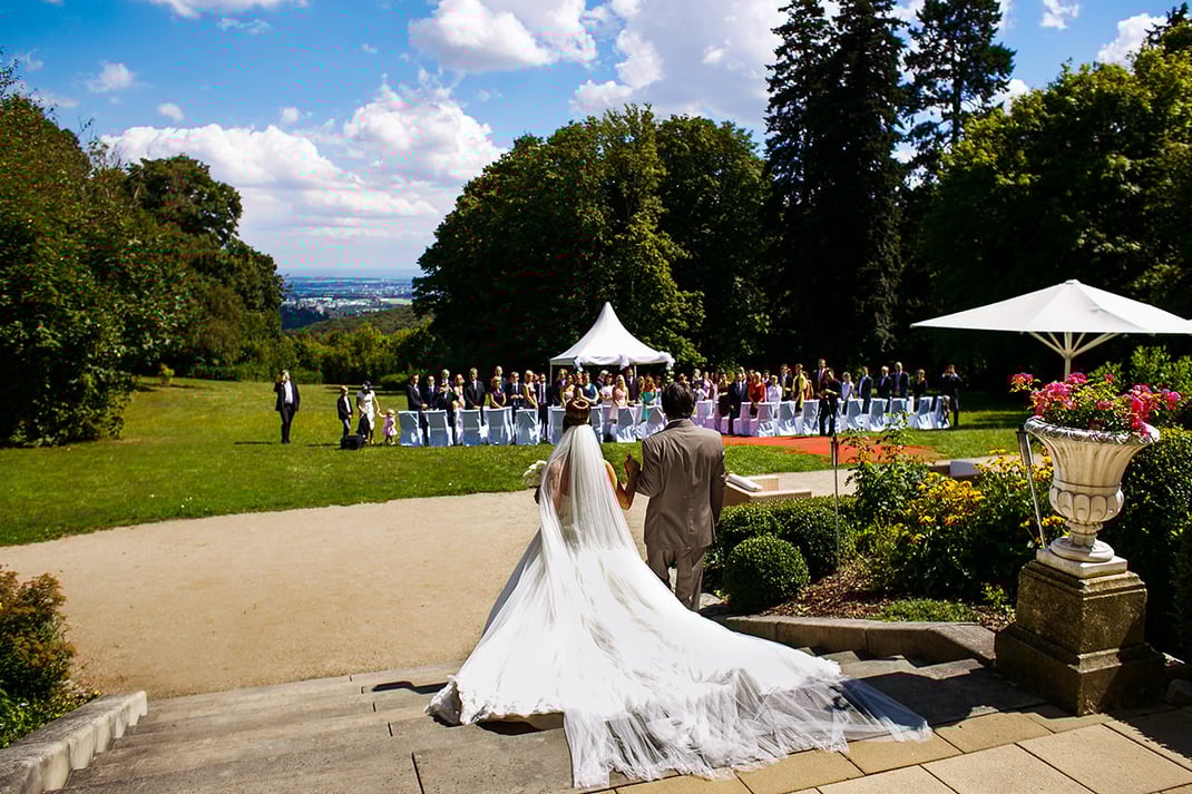 Brautvater bringt Braut zum Bräutigam