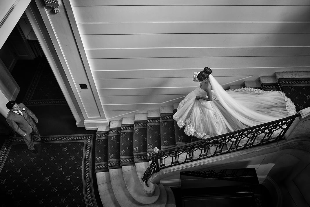 Braut wird von Brautvater in Empfang genommen